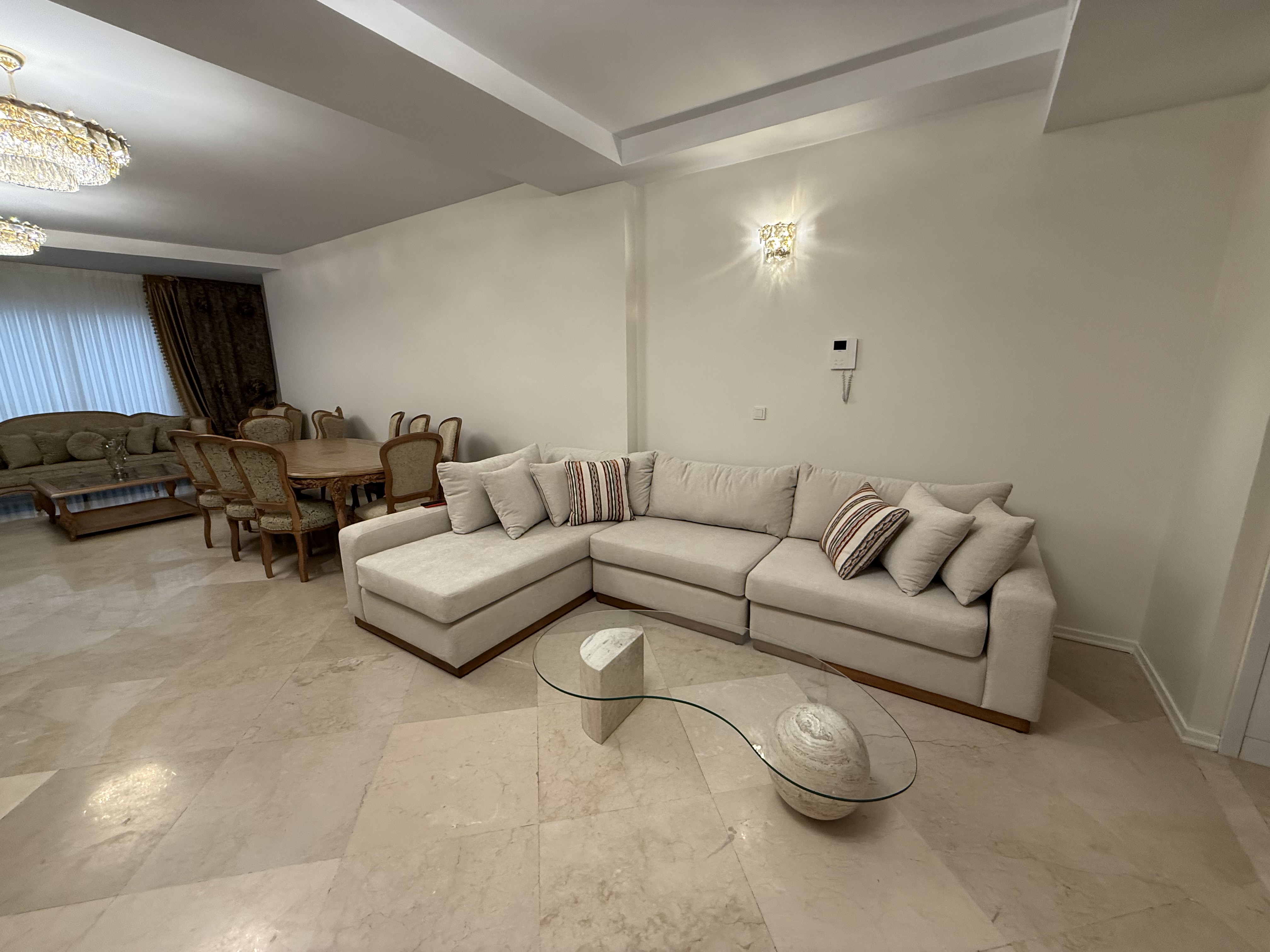 جلو‌مبلی سنگی گوی